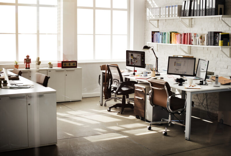 It can be difficult to know what to decorate and furnish a home office with. Help is here! Which types of office desk are there, and how can you choose?